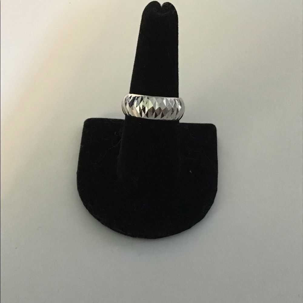 14K white gold faceted‎ band ring. Size 8.5-8.75